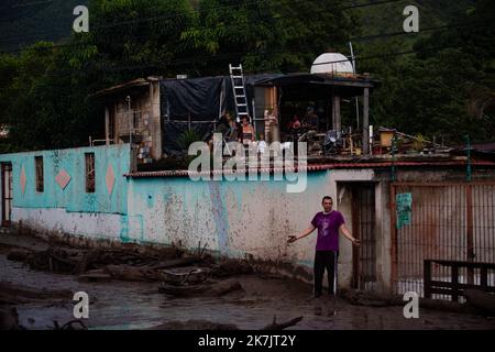 Maracay, Aragua, Venezuela. 17. Oktober 2022. 17. Oktober 2022. Regenfälle verursachen Überschwemmungen und Erdrutsche, im Sektor der Kastanie sind mehrere Todesfälle bekannt, in der Stadt Maracay, Aragua Staat. Foto: Juan Carlos Hernandez (Bild: © Juan Carlos Hernandez/ZUMA Press Wire) Stockfoto