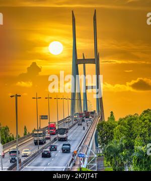 Meine Thuan Brücke, Vinh Long Stadt, Vietnam, Sonnenuntergang Himmel. Vinh lange Brücke ist berühmte Brücke in mekong Delta, Vietnam Stockfoto