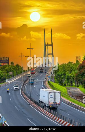 Meine Thuan Brücke, Vinh Long Stadt, Vietnam, Sonnenuntergang Himmel. Vinh lange Brücke ist berühmte Brücke in mekong Delta, Vietnam Stockfoto