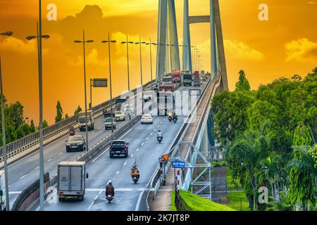 Meine Thuan Brücke, Vinh Long Stadt, Vietnam, Sonnenuntergang Himmel. Vinh lange Brücke ist berühmte Brücke in mekong Delta, Vietnam Stockfoto