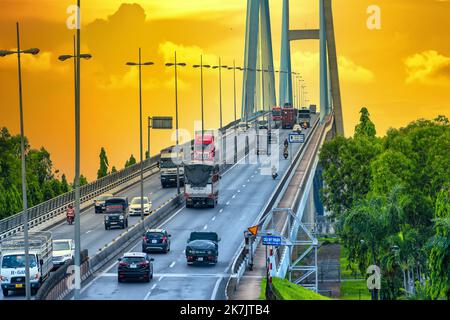 Meine Thuan Brücke, Vinh Long Stadt, Vietnam, Sonnenuntergang Himmel. Vinh lange Brücke ist berühmte Brücke in mekong Delta, Vietnam Stockfoto