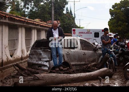 Maracay, Aragua, Venezuela. 17. Oktober 2022. 17. Oktober 2022. Regenfälle verursachen Überschwemmungen und Erdrutsche, im Sektor der Kastanie sind mehrere Todesfälle bekannt, in der Stadt Maracay, Aragua Staat. Foto: Juan Carlos Hernandez (Bild: © Juan Carlos Hernandez/ZUMA Press Wire) Stockfoto