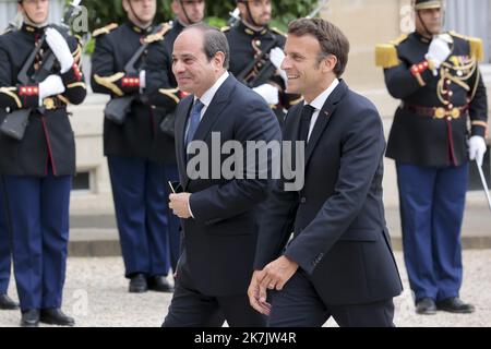 ©Sebastien Muylaert/MAXPPP - Paris 22/07/2022 Frankreichs Präsident Macron begrüßt Ägyptens Präsidenten Abdel Fattah al-Sisi im Elysée-Palast in Paris. 22.07.2022 Stockfoto