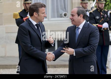 ©Sebastien Muylaert/MAXPPP - Paris 22/07/2022 Frankreichs Präsident Macron schüttelt bei seiner Ankunft im Pariser Elysee-Palast die Hände mit Ägyptens Präsident Abdel Fattah al-Sisi. 22.07.2022 Stockfoto