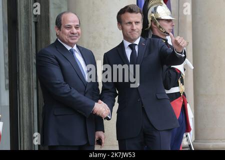 ©Sebastien Muylaert/MAXPPP - Paris 22/07/2022 Frankreichs Präsident Macron winkt, als er den ägyptischen Präsidenten Abdel Fattah al-Sisi im Elysée-Palast in Paris begrüßt. 22.07.2022 Stockfoto