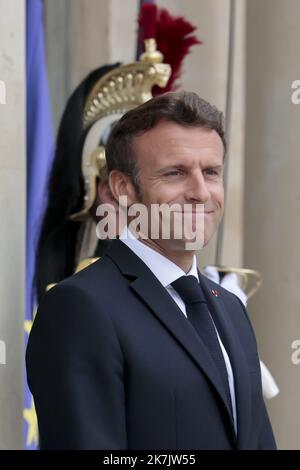 ©Sebastien Muylaert/MAXPPP - Paris 22/07/2022 Frankreichs Präsident Emmanuel Macron deutet vor einem Treffen mit Ägyptens Präsident im Elysée-Palast in Paris. 22.07.2022 Stockfoto