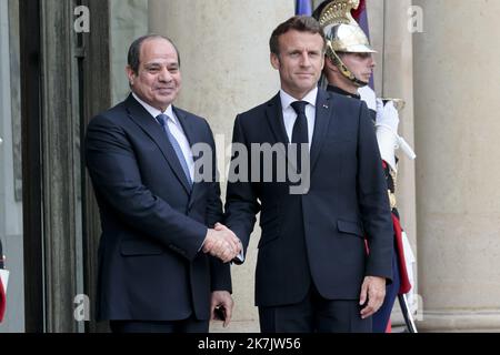 ©Sebastien Muylaert/MAXPPP - Paris 22/07/2022 Frankreichs Präsident Macron winkt, als er den ägyptischen Präsidenten Abdel Fattah al-Sisi im Elysée-Palast in Paris begrüßt. 22.07.2022 Stockfoto