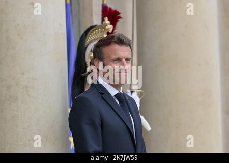 ©Sebastien Muylaert/MAXPPP - Paris 22/07/2022 Frankreichs Präsident Emmanuel Macron deutet vor einem Treffen mit Ägyptens Präsident im Elysée-Palast in Paris. 22.07.2022 Stockfoto