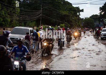 Maracay, Aragua, Venezuela. 17. Oktober 2022. 17. Oktober 2022. Regenfälle verursachen Überschwemmungen und Erdrutsche, im Sektor der Kastanie sind mehrere Todesfälle bekannt, in der Stadt Maracay, Aragua Staat. Foto: Juan Carlos Hernandez (Bild: © Juan Carlos Hernandez/ZUMA Press Wire) Stockfoto