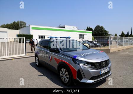 ©PHOTOPQR/LA PROVENCE/REY Jérôme ; Avignon ; 25/07/2022 ; Cavaillon Faits divers Entreprise Sterne Feminicide Une salariée tuée par arme blanche sur le parking par son conjoint avec qui elle etait en train de divorcer Cavaillon , Frankreich , juli 25. 2022 . Eine Frau, die von ihrem Gefährten getötet wurde. 60. Mord durch einen Gefährten oder Ex in Frankreich, seit januar 1. 2022 Stockfoto