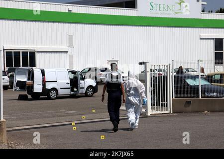 ©PHOTOPQR/LA PROVENCE/REY Jérôme ; Avignon ; 25/07/2022 ; Cavaillon Faits divers Entreprise Sterne Feminicide Une salariée tuée par arme blanche sur le parking par son conjoint avec qui elle etait en train de divorcer Cavaillon , Frankreich , juli 25. 2022 . Eine Frau, die von ihrem Gefährten getötet wurde. 60. Mord durch einen Gefährten oder Ex in Frankreich, seit januar 1. 2022 Stockfoto