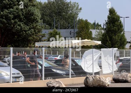 ©PHOTOPQR/LA PROVENCE/REY Jérôme ; Avignon ; 25/07/2022 ; Cavaillon Faits divers Entreprise Sterne Feminicide Une salariée tuée par arme blanche sur le parking par son conjoint avec qui elle etait en train de divorcer Cavaillon , Frankreich , juli 25. 2022 . Eine Frau, die von ihrem Gefährten getötet wurde. 60. Mord durch einen Gefährten oder Ex in Frankreich, seit januar 1. 2022 Stockfoto