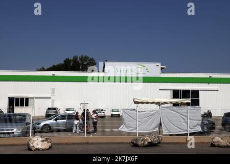 ©PHOTOPQR/LA PROVENCE/REY Jérôme ; Avignon ; 25/07/2022 ; Cavaillon Faits divers Entreprise Sterne Feminicide Une salariée tuée par arme blanche sur le parking par son conjoint avec qui elle etait en train de divorcer Cavaillon , Frankreich , juli 25. 2022 . Eine Frau, die von ihrem Gefährten getötet wurde. 60. Mord durch einen Gefährten oder Ex in Frankreich, seit januar 1. 2022 Stockfoto