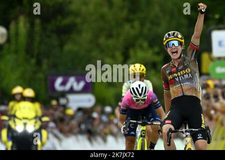 ©PHOTOPQR/L'EST REPUBLICAIN/ALEXANDRE MARCHI ; PROVINS ; 25/07/2022 ; SPORT - CYCLISME - TOUR DE FRANKREICH FEMMES AVEC ZWIFT - 1 ERE EDITION - TDF FEMININ 2022 - ETAPE 2 - MEAUX - PROVINS - ARRIVEE. Provins 25 Juillet 2022. La néerlandaise Marianne VOS (Jumbo-Vista) célèbre sa victoire d'étape à Provins. FOTO Alexandre MARCHI. - JULI 25TH 2022 2022 WOMEN'S TOUR DE FRANCE, RADRENNEN Stockfoto