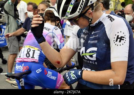 ©PHOTOPQR/L'EST REPUBLICAIN/ALEXANDRE MARCHI ; PROVINS ; 25/07/2022 ; SPORT - CYCLISME - TOUR DE FRANKREICH FEMMES AVEC ZWIFT - 1 ERE EDITION - TDF FEMININ 2022 - ETAPE 2 - MEAUX - PROVINS - ARRIVEE. Provins 25 Juillet 2022. La néo-zélandais Ally WOLLASTON après sa chute. FOTO Alexandre MARCHI. - JULI 25TH 2022 2022 WOMEN'S TOUR DE FRANCE, RADRENNEN Stockfoto