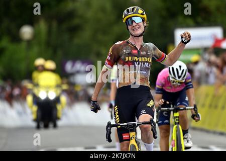 ©PHOTOPQR/L'EST REPUBLICAIN/ALEXANDRE MARCHI ; PROVINS ; 25/07/2022 ; SPORT - CYCLISME - TOUR DE FRANKREICH FEMMES AVEC ZWIFT - 1 ERE EDITION - TDF FEMININ 2022 - ETAPE 2 - MEAUX - PROVINS - ARRIVEE. Provins 25 Juillet 2022. La néerlandaise Marianne VOS (Jumbo-Vista) célèbre sa victoire d'étape à Provins. FOTO Alexandre MARCHI. - JULI 25TH 2022 2022 WOMEN'S TOUR DE FRANCE, RADRENNEN Stockfoto