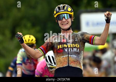 ©PHOTOPQR/L'EST REPUBLICAIN/ALEXANDRE MARCHI ; PROVINS ; 25/07/2022 ; SPORT - CYCLISME - TOUR DE FRANKREICH FEMMES AVEC ZWIFT - 1 ERE EDITION - TDF FEMININ 2022 - ETAPE 2 - MEAUX - PROVINS - ARRIVEE. Provins 25 Juillet 2022. La néerlandaise Marianne VOS (Jumbo-Vista) célèbre sa victoire d'étape à Provins. FOTO Alexandre MARCHI. - JULI 25TH 2022 2022 WOMEN'S TOUR DE FRANCE, RADRENNEN Stockfoto