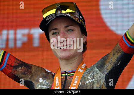 ©PHOTOPQR/L'EST REPUBLICAIN/ALEXANDRE MARCHI ; PROVINS ; 25/07/2022 ; SPORT - CYCLISME - TOUR DE FRANKREICH FEMMES AVEC ZWIFT - 1 ERE EDITION - TDF FEMININ 2022 - ETAPE 2 - MEAUX - PROVINS - ARRIVEE. Provins 25 Juillet 2022. La néerlandaise Marianne VOS (Jumbo-Vista) célèbre sa victoire d'étape à Provins. FOTO Alexandre MARCHI. - JULI 25TH 2022 2022 WOMEN'S TOUR DE FRANCE, RADRENNEN Stockfoto