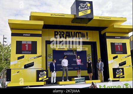 ©PHOTOPQR/L'EST REPUBLICAIN/ALEXANDRE MARCHI ; EPERNAY ; 26/07/2022 ; SPORT - CYCLISME - TOUR DE FRANKREICH FEMMES AVEC ZWIFT - 1 ERE EDITION - TDF FEMININ 2022 - ETAPE 3 - REIMS - EPERNAY - ARRIVEE. Epernay 26 juillet 2022. Alena AMIALIUSIK reçoit le Prix de la Combativité de la Région Grand Est. FOTO Alexandre MARCHI. Stockfoto