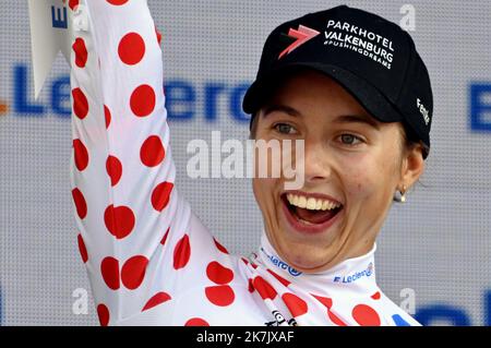 ©PHOTOPQR/L'EST REPUBLICAIN/ALEXANDRE MARCHI ; EPERNAY ; 26/07/2022 ; SPORT - CYCLISME - TOUR DE FRANKREICH FEMMES AVEC ZWIFT - 1 ERE EDITION - TDF FEMININ 2022 - ETAPE 3 - REIMS - EPERNAY - ARRIVEE. Epernay 26 juillet 2022. Femke GERRITSE endosse le Maillot à POIs de Meilleure Grimpeuse. FOTO Alexandre MARCHI. Stockfoto