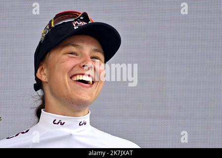 ©PHOTOPQR/L'EST REPUBLICAIN/ALEXANDRE MARCHI ; EPERNAY ; 26/07/2022 ; SPORT - CYCLISME - TOUR DE FRANKREICH FEMMES AVEC ZWIFT - 1 ERE EDITION - TDF FEMININ 2022 - ETAPE 3 - REIMS - EPERNAY - ARRIVEE. Epernay 26 juillet 2022. Julie DE Wilde endosse le Maillot Blanc de Meilleure Jeune. FOTO Alexandre MARCHI. Stockfoto