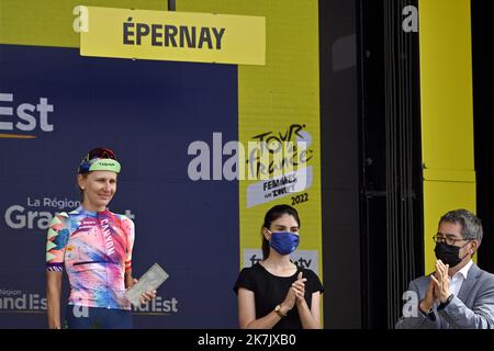 ©PHOTOPQR/L'EST REPUBLICAIN/ALEXANDRE MARCHI ; EPERNAY ; 26/07/2022 ; SPORT - CYCLISME - TOUR DE FRANKREICH FEMMES AVEC ZWIFT - 1 ERE EDITION - TDF FEMININ 2022 - ETAPE 3 - REIMS - EPERNAY - ARRIVEE. Epernay 26 juillet 2022. Alena AMIALIUSIK reçoit le Prix de la Combativité de la Région Grand Est. FOTO Alexandre MARCHI. Stockfoto