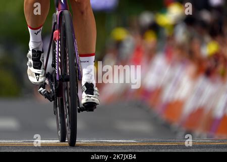 ©PHOTOPQR/L'EST REPUBLICAIN/ALEXANDRE MARCHI ; EPERNAY ; 26/07/2022 ; SPORT - CYCLISME - TOUR DE FRANKREICH FEMMES AVEC ZWIFT - 1 ERE EDITION - TDF FEMININ 2022 - ETAPE 3 - REIMS - EPERNAY - ARRIVEE. Epernay 26 juillet 2022. Les jambes de la coureuse Suisse Marlen REUSSER. FOTO Alexandre MARCHI. Stockfoto