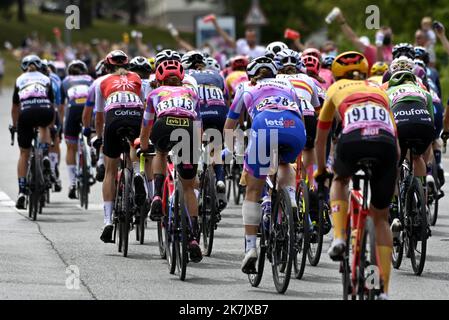 ©PHOTOPQR/L'EST REPUBLICAIN/ALEXANDRE MARCHI ; EPERNAY ; 26/07/2022 ; SPORT - CYCLISME - TOUR DE FRANCE FEMMES AVEC ZWIFT - 1 ERE EDITION - TDF FEMININ 2022 - ETAPE 3 - REIMS - EPERNAY. Epernay 26 juillet 2022. Le Peloton des coureuses de dos dans Epernay. FOTO Alexandre MARCHI. Stockfoto