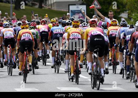 ©PHOTOPQR/L'EST REPUBLICAIN/ALEXANDRE MARCHI ; EPERNAY ; 26/07/2022 ; SPORT - CYCLISME - TOUR DE FRANCE FEMMES AVEC ZWIFT - 1 ERE EDITION - TDF FEMININ 2022 - ETAPE 3 - REIMS - EPERNAY - CHALEUR - EFFORT. Epernay 26 juillet 2022. Le peloton des coureuses de dos dans Epernay au Moment du dernier ravitaillement en boissons. FOTO Alexandre MARCHI. Stockfoto