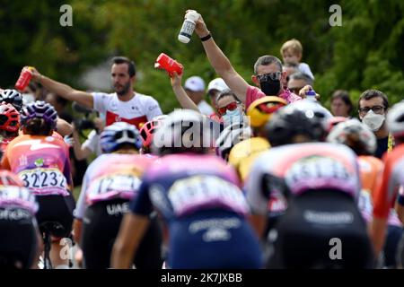 ©PHOTOPQR/L'EST REPUBLICAIN/ALEXANDRE MARCHI ; EPERNAY ; 26/07/2022 ; SPORT - CYCLISME - TOUR DE FRANCE FEMMES AVEC ZWIFT - 1 ERE EDITION - TDF FEMININ 2022 - ETAPE 3 - REIMS - EPERNAY - CHALEUR - EFFORT. Epernay 26 juillet 2022. Le peloton des coureuses de dos dans Epernay au Moment du dernier ravitaillement en boissons. FOTO Alexandre MARCHI. Stockfoto