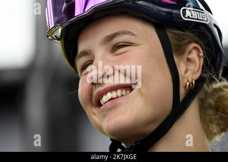 ©PHOTOPQR/L'EST REPUBLICAIN/ALEXANDRE MARCHI ; REIMS ; 26/07/2022 ; SPORT - CYCLISME - TOUR DE FRANCE FEMMES AVEC ZWIFT - 1 ERE EDITION - TDF FEMININ 2022 - ETAPE 3 - REIMS - EPERNAY - ABFAHRT. Reims 26 Juillet 2022. La danoise Emma NORSGAARD BJERG (Movistar Team Women). FOTO Alexandre MARCHI. Stockfoto