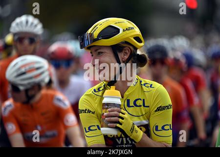 ©PHOTOPQR/L'EST REPUBLICAIN/ALEXANDRE MARCHI ; REIMS ; 26/07/2022 ; SPORT - CYCLISME - TOUR DE FRANCE FEMMES AVEC ZWIFT - 1 ERE EDITION - TDF FEMININ 2022 - ETAPE 3 - REIMS - EPERNAY - ABFAHRT. Reims 26 Juillet 2022. La Maillot Jaune Marianne VOS. FOTO Alexandre MARCHI. Stockfoto