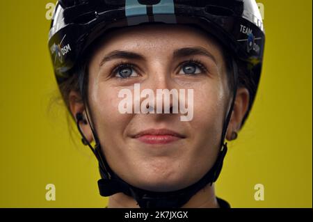 ©PHOTOPQR/L'EST REPUBLICAIN/ALEXANDRE MARCHI ; REIMS ; 26/07/2022 ; SPORT - CYCLISME - TOUR DE FRANCE FEMMES AVEC ZWIFT - 1 ERE EDITION - TDF FEMININ 2022 - ETAPE 3 - REIMS - EPERNAY - ABFAHRT. Reims 26 Juillet 2022. La française Juliette LABOUS (Team DSM). FOTO Alexandre MARCHI. Stockfoto