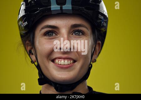 ©PHOTOPQR/L'EST REPUBLICAIN/ALEXANDRE MARCHI ; REIMS ; 26/07/2022 ; SPORT - CYCLISME - TOUR DE FRANCE FEMMES AVEC ZWIFT - 1 ERE EDITION - TDF FEMININ 2022 - ETAPE 3 - REIMS - EPERNAY - ABFAHRT. Reims 26 Juillet 2022. La française Juliette LABOUS (Team DSM). FOTO Alexandre MARCHI. Stockfoto