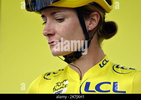 ©PHOTOPQR/L'EST REPUBLICAIN/ALEXANDRE MARCHI ; REIMS ; 26/07/2022 ; SPORT - CYCLISME - TOUR DE FRANCE FEMMES AVEC ZWIFT - 1 ERE EDITION - TDF FEMININ 2022 - ETAPE 3 - REIMS - EPERNAY - ABFAHRT. Reims 26 Juillet 2022. La Maillot Jaune Marianne VOS. FOTO Alexandre MARCHI. Stockfoto