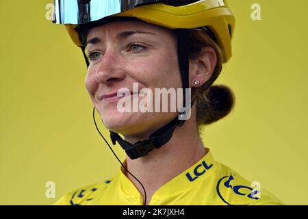 ©PHOTOPQR/L'EST REPUBLICAIN/ALEXANDRE MARCHI ; REIMS ; 26/07/2022 ; SPORT - CYCLISME - TOUR DE FRANCE FEMMES AVEC ZWIFT - 1 ERE EDITION - TDF FEMININ 2022 - ETAPE 3 - REIMS - EPERNAY - ABFAHRT. Reims 26 Juillet 2022. La Maillot Jaune Marianne VOS. FOTO Alexandre MARCHI. Stockfoto