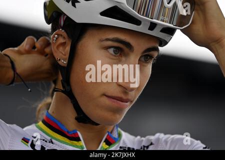 ©PHOTOPQR/L'EST REPUBLICAIN/ALEXANDRE MARCHI ; REIMS ; 26/07/2022 ; SPORT - CYCLISME - TOUR DE FRANCE FEMMES AVEC ZWIFT - 1 ERE EDITION - TDF FEMININ 2022 - ETAPE 3 - REIMS - EPERNAY - ABFAHRT. Reims 26 Juillet 2022. L'italienne Elisa BALSAMO (Trek - Segafredo). FOTO Alexandre MARCHI. Stockfoto