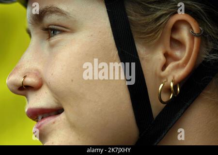 ©PHOTOPQR/L'EST REPUBLICAIN/ALEXANDRE MARCHI ; REIMS ; 26/07/2022 ; SPORT - CYCLISME - TOUR DE FRANCE FEMMES AVEC ZWIFT - 1 ERE EDITION - TDF FEMININ 2022 - ETAPE 3 - REIMS - EPERNAY - ABFAHRT. Reims 26 Juillet 2022. Piercing et boucles d'oreille de la coureuse cycliste danoise Emma NORSGAARD BJERG (Movistar Team Women). FOTO Alexandre MARCHI. Stockfoto