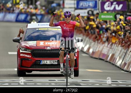 ©PHOTOPQR/L'EST REPUBLICAIN/ALEXANDRE MARCHI ; BAR SUR AUBE ; 27/07/2022 ; SPORT - CYCLISME - TOUR DE FRANKREICH FEMMES AVEC ZWIFT - 1 ERE EDITION - TDF FEMININ 2022 - ETAPE 4 - TROYES - BAR SUR AUBE - ARRIVEE. Bar-sur-Aube 27 juillet 2022. La suissesse Marlen REUSSER (Team SD Worx) remporte la 4ème du Tour de France Femmes. FOTO Alexandre MARCHI. 4. Etappe der Neuauflage des Radrennens der Frauen-Tour de France, 126,8 km zwischen Troyes und Bar-sur-Aube, Ostfrankreich, am 27. Juli 2022. Stockfoto