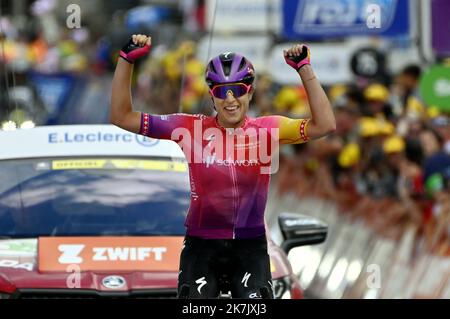 ©PHOTOPQR/L'EST REPUBLICAIN/ALEXANDRE MARCHI ; BAR SUR AUBE ; 27/07/2022 ; SPORT - CYCLISME - TOUR DE FRANKREICH FEMMES AVEC ZWIFT - 1 ERE EDITION - TDF FEMININ 2022 - ETAPE 4 - TROYES - BAR SUR AUBE - ARRIVEE. Bar-sur-Aube 27 juillet 2022. La suissesse Marlen REUSSER (Team SD Worx) remporte la 4ème du Tour de France Femmes. FOTO Alexandre MARCHI. 4. Etappe der Neuauflage des Radrennens der Frauen-Tour de France, 126,8 km zwischen Troyes und Bar-sur-Aube, Ostfrankreich, am 27. Juli 2022. Stockfoto