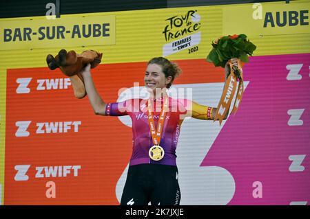 ©PHOTOPQR/L'EST REPUBLICAIN/ALEXANDRE MARCHI ; BAR SUR AUBE ; 27/07/2022 ; SPORT - CYCLISME - TOUR DE FRANKREICH FEMMES AVEC ZWIFT - 1 ERE EDITION - TDF FEMININ 2022 - ETAPE 4 - TROYES - BAR SUR AUBE - ARRIVEE. Bar-sur-Aube 27 juillet 2022. La suissesse Marlen REUSSER (Team SD Worx) remporte la 4ème du Tour de France Femmes. FOTO Alexandre MARCHI. 4. Etappe der Neuauflage des Radrennens der Frauen-Tour de France, 126,8 km zwischen Troyes und Bar-sur-Aube, Ostfrankreich, am 27. Juli 2022. Stockfoto