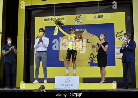 ©PHOTOPQR/L'EST REPUBLICAIN/ALEXANDRE MARCHI ; BAR SUR AUBE ; 27/07/2022 ; SPORT - CYCLISME - TOUR DE FRANKREICH FEMMES AVEC ZWIFT - 1 ERE EDITION - TDF FEMININ 2022 - ETAPE 4 - TROYES - BAR SUR AUBE - ARRIVEE. Bar-sur-Aube 27 juillet 2022. La Maillot Jaune néerlandaise Marianne VOS (Team Jumbo Visma) konserviert eine einzigartige à l'issue de la 4ème étape. FOTO Alexandre MARCHI. 4. Etappe der Neuauflage des Radrennens der Frauen-Tour de France, 126,8 km zwischen Troyes und Bar-sur-Aube, Ostfrankreich, am 27. Juli 2022. Stockfoto