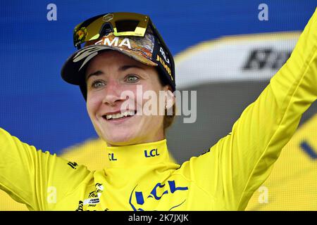 ©PHOTOPQR/L'EST REPUBLICAIN/ALEXANDRE MARCHI ; BAR SUR AUBE ; 27/07/2022 ; SPORT - CYCLISME - TOUR DE FRANKREICH FEMMES AVEC ZWIFT - 1 ERE EDITION - TDF FEMININ 2022 - ETAPE 4 - TROYES - BAR SUR AUBE - ARRIVEE. Bar-sur-Aube 27 juillet 2022. La Maillot Jaune néerlandaise Marianne VOS (Team Jumbo Visma) konserviert eine einzigartige à l'issue de la 4ème étape. FOTO Alexandre MARCHI. 4. Etappe der Neuauflage des Radrennens der Frauen-Tour de France, 126,8 km zwischen Troyes und Bar-sur-Aube, Ostfrankreich, am 27. Juli 2022. Stockfoto