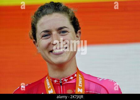 ©PHOTOPQR/L'EST REPUBLICAIN/ALEXANDRE MARCHI ; BAR SUR AUBE ; 27/07/2022 ; SPORT - CYCLISME - TOUR DE FRANKREICH FEMMES AVEC ZWIFT - 1 ERE EDITION - TDF FEMININ 2022 - ETAPE 4 - TROYES - BAR SUR AUBE - ARRIVEE. Bar-sur-Aube 27 juillet 2022. La suissesse Marlen REUSSER (Team SD Worx) remporte la 4ème du Tour de France Femmes. FOTO Alexandre MARCHI. 4. Etappe der Neuauflage des Radrennens der Frauen-Tour de France, 126,8 km zwischen Troyes und Bar-sur-Aube, Ostfrankreich, am 27. Juli 2022. Stockfoto