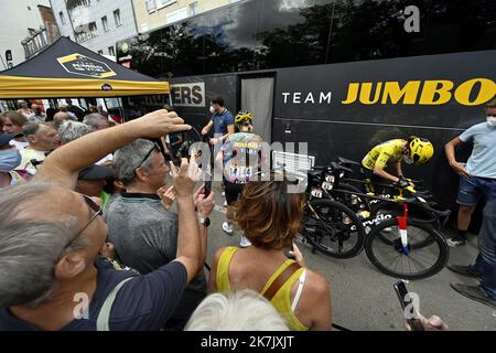 ©PHOTOPQR/L'EST REPUBLICAIN/ALEXANDRE MARCHI ; TROYES ; 27/07/2022 ; SPORT - CYCLISME - TOUR DE FRANCE FEMMES AVEC ZWIFT - 1 ERE EDITION - TDF FEMININ 2022 - ETAPE 4 - TROYES - BAR SUR AUBE - DYE. Troyes 27 Juillet 2022. La Maillot Jaune Marianne VOS (Team Jumbo Visma) près de son Bus. FOTO Alexandre MARCHI. 4. Etappe der Neuauflage des Radrennens der Frauen-Tour de France, 126,8 km zwischen Troyes und Bar-sur-Aube, Ostfrankreich, am 27. Juli 2022. Stockfoto