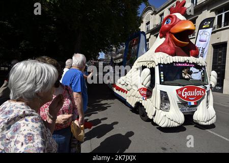 ©PHOTOPQR/L'EST REPUBLICAIN/ALEXANDRE MARCHI ; TROYES ; 27/07/2022 ; SPORT - CYCLISME - TOUR DE FRANCE FEMMES AVEC ZWIFT - 1 ERE EDITION - TDF FEMININ 2022 - ETAPE 4 - TROYES - BAR SUR AUBE - DYE. Troyes 27 Juillet 2022. Passage de la caravane publicaire des volailles Le Gaulois. FOTO Alexandre MARCHI. 4. Etappe der Neuauflage des Radrennens der Frauen-Tour de France, 126,8 km zwischen Troyes und Bar-sur-Aube, Ostfrankreich, am 27. Juli 2022. Stockfoto