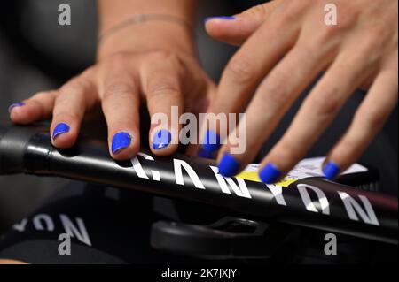 ©PHOTOPQR/L'EST REPUBLICAIN/ALEXANDRE MARCHI ; TROYES ; 27/07/2022 ; SPORT - CYCLISME - TOUR DE FRANCE FEMMES AVEC ZWIFT - 1 ERE EDITION - TDF FEMININ 2022 - ETAPE 4 - TROYES - BAR SUR AUBE - DYE. Troyes 27 Juillet 2022. Du vernis à ongles sur les doigts de la coureuse cycliste française Greta RICHOUD (ARKEA Pro Cycling Team). FOTO Alexandre MARCHI. 4. Etappe der Neuauflage des Radrennens der Frauen-Tour de France, 126,8 km zwischen Troyes und Bar-sur-Aube, Ostfrankreich, am 27. Juli 2022. Stockfoto