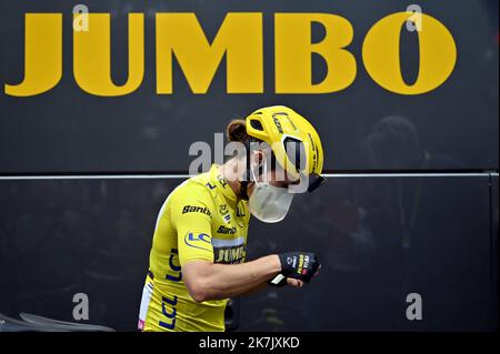 ©PHOTOPQR/L'EST REPUBLICAIN/ALEXANDRE MARCHI ; TROYES ; 27/07/2022 ; SPORT - CYCLISME - TOUR DE FRANCE FEMMES AVEC ZWIFT - 1 ERE EDITION - TDF FEMININ 2022 - ETAPE 4 - TROYES - BAR SUR AUBE - DYE. Troyes 27 Juillet 2022. La Maillot Jaune Marianne VOS (Team Jumbo Visma) près de son Bus. FOTO Alexandre MARCHI. 4. Etappe der Neuauflage des Radrennens der Frauen-Tour de France, 126,8 km zwischen Troyes und Bar-sur-Aube, Ostfrankreich, am 27. Juli 2022. Stockfoto