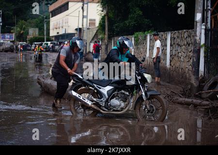 Maracay, Aragua, Venezuela. 17. Oktober 2022. 17. Oktober 2022. Regenfälle verursachen Überschwemmungen und Erdrutsche, im Sektor der Kastanie sind mehrere Todesfälle bekannt, in der Stadt Maracay, Aragua Staat. Foto: Juan Carlos Hernandez (Bild: © Juan Carlos Hernandez/ZUMA Press Wire) Stockfoto