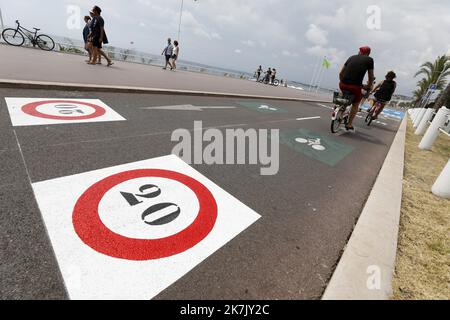 ©PHOTOPQR/NICE MATIN/Dylan Meiffret ; Nizza ; 29/07/2022 ; De nouvelles signaletiques de securisation de la Piste cyclable de la Promenade des Anglais ont ete installees . Nouvelles couleurs pour le Passage pietons, et feux tricolores pour les vélos. papier Antoine Louchez - Nizza, Frankreich, juli 29. 2022 Neue Sicherheitsbeschilderung für den Radweg Promenade des Anglais Stockfoto